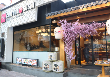 Tập đoàn Chiyoda Sushi Nhật Bản với chuỗi hệ thống các nhà hàng sushi gồm hơn 200 chi nhánh trải dài khắp Nhật Bản. Mang theo sứ mệnh “Đại chúng hóa Sushi”, với mục tiêu cung cấp cho thực khách ở khắp nơi trên thế giới tận hưởng hương vị món ăn “chuẩn Nhậ